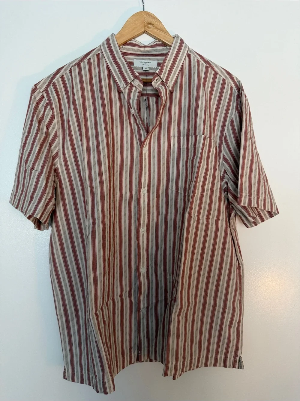 Banana Republic Red & White Vertical Stripe Short-Sleeve Button-Down